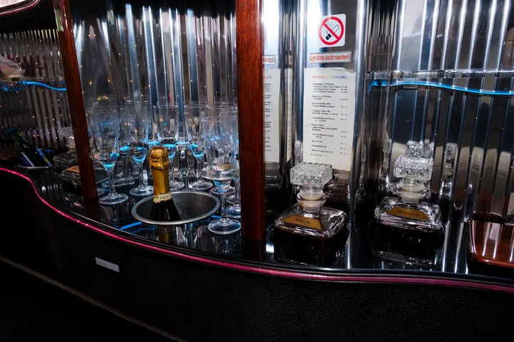 Bar und Details der Cadillac Stretchlimousine
