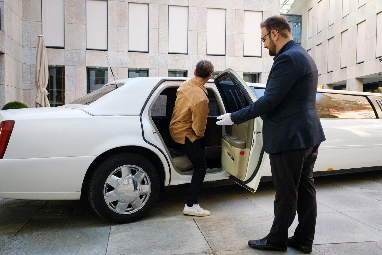 Taxi Leo Fahrer vor der Cadillac Stretchlimousine
