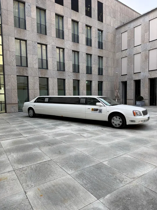 Cadillac Stretchlimousine vor moderner Architektur