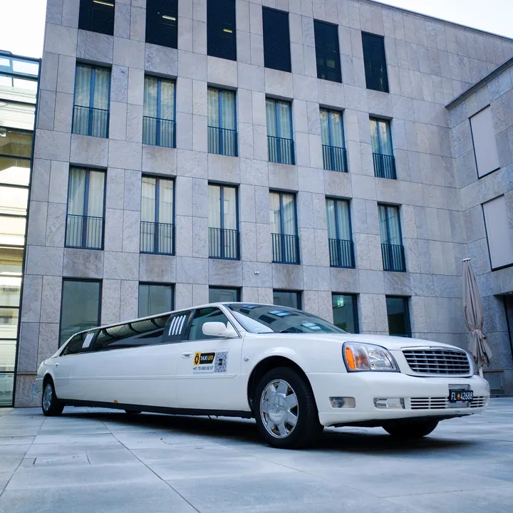 Cadillac Stretchlimousine im Innenhof