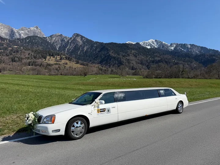 Weisse Cadillac Stretchlimousine von Taxi Leo