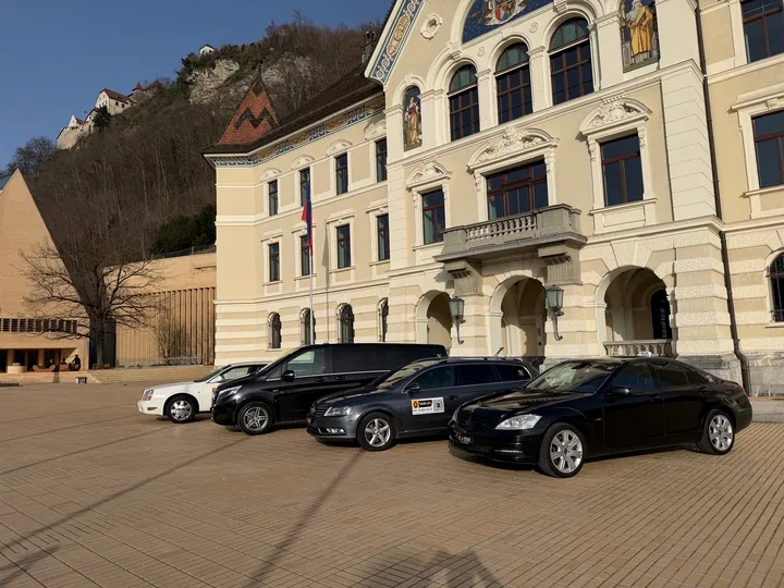 Taxi-Leo-Flotte vor dem Regierungsgebäude in Vaduz