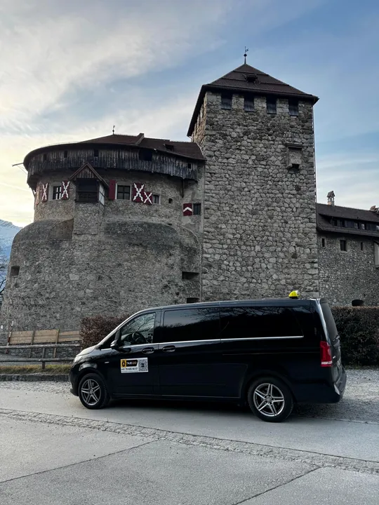Mercedes-Benz V-Klasse XL vor Schloss Vaduz