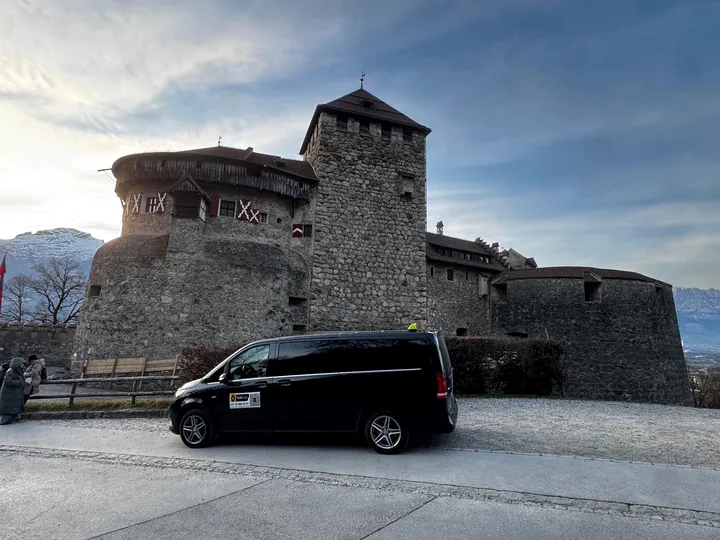 Mercedes-Benz V-Klasse XL am Schloss Vaduz