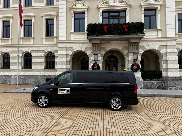 Schwarze Mercedes-Benz V-Klasse XL von Taxi Leo