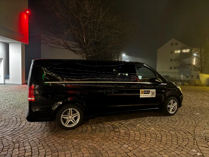 Mercedes-Benz V-Klasse XL bei Nacht