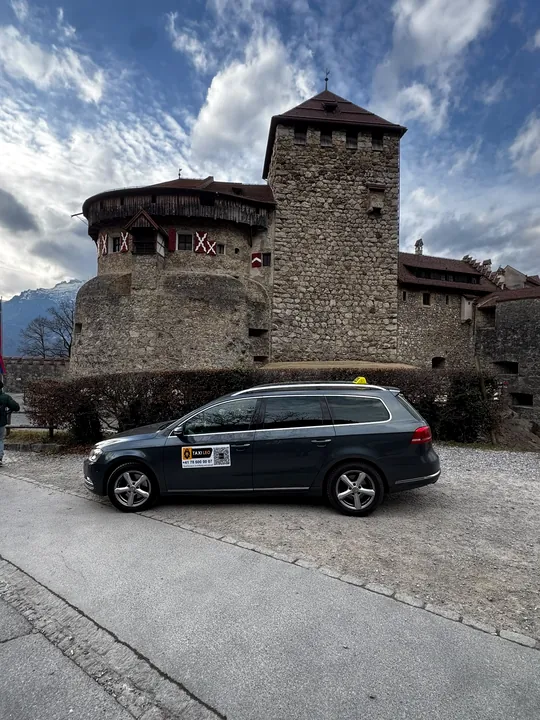 VW Passat vor Schloss Vaduz