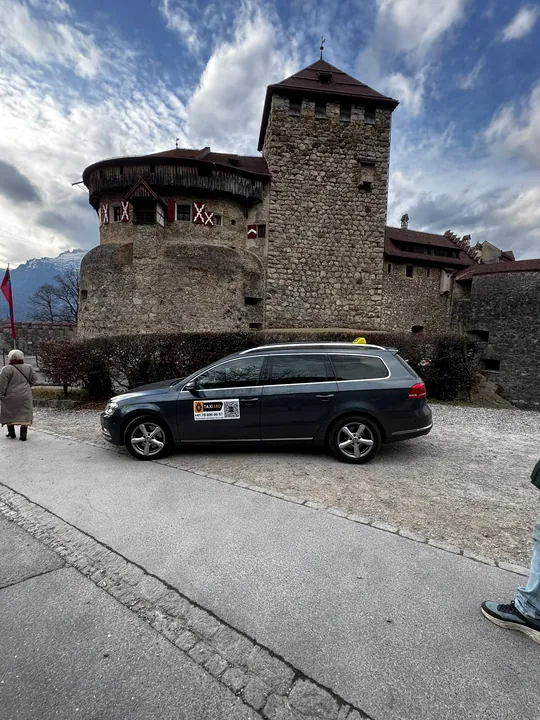 VW Passat am Schloss Vaduz